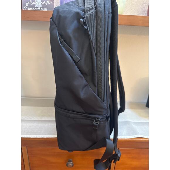 Urth Arkose Camera Backpack Set in Black Onyx 20L Laptop compatible main image 8